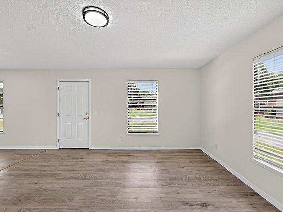 5th image of 1373 32nd Avenue SW