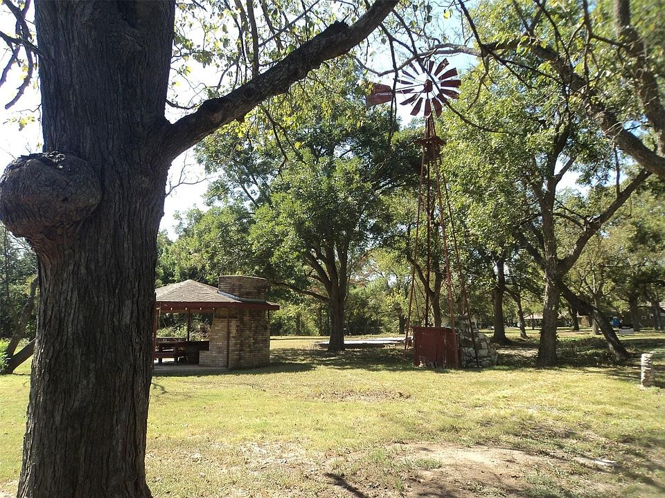 View of grassy yard