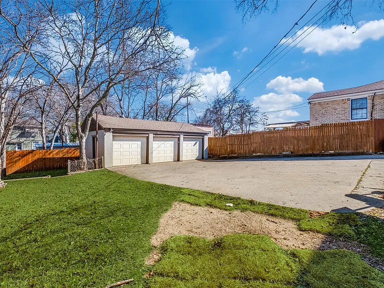 304 & 306 N Montreal Ave — Photo 12