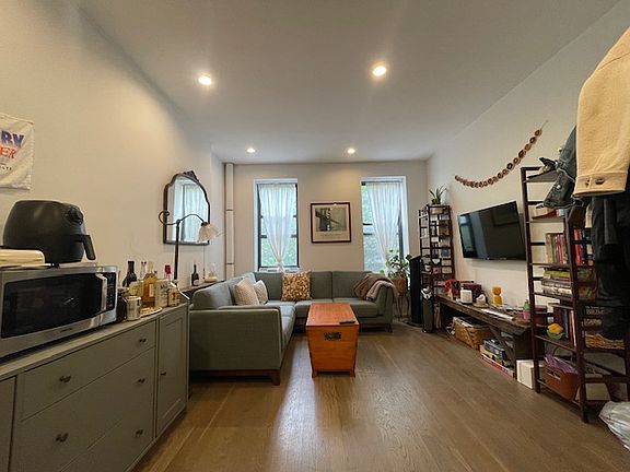 2nd image of 686 Sackett St APT 2R