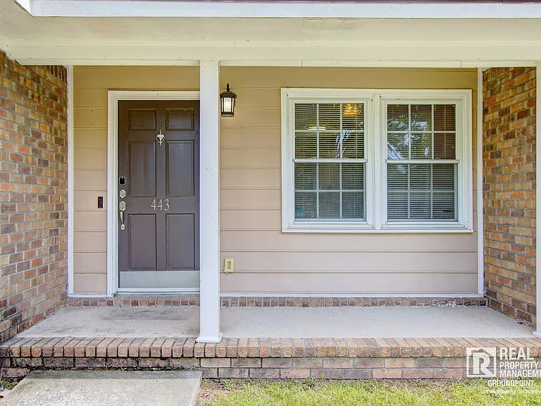 443 Robin Dr — Photo 2