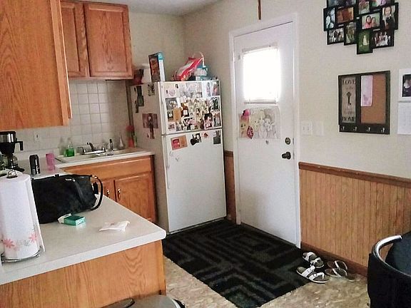 3rd image of 900 Wilson St
