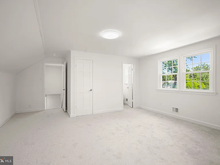 7109 Radnor Rd — Photo 29