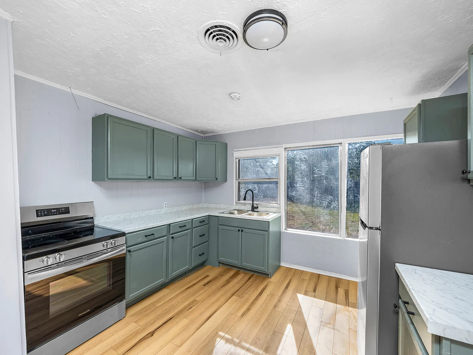 3 bed, 1.5 bath, 1170 sqft, $995 — Photo 3