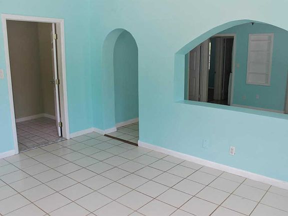 3rd image of 1043 SW 35th St