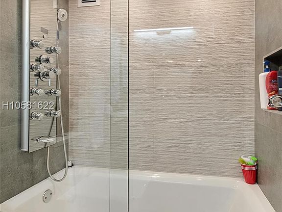 5th image of 18011 Biscayne Blvd APT 1105-1