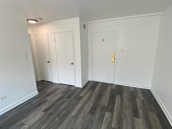 5th image of 6160 N Damen Ave