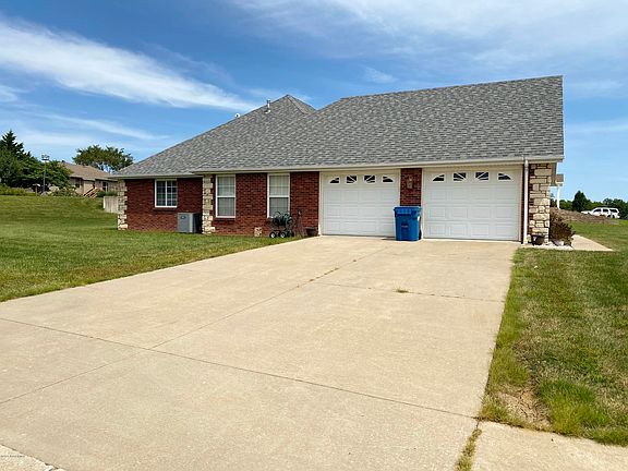 3rd image of 300 Crest Ave