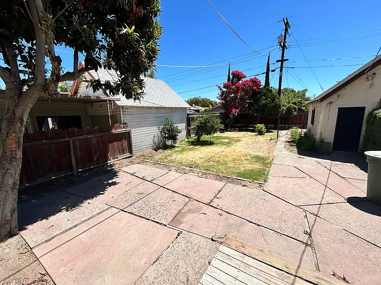 225 Sunset Blvd — Photo 7