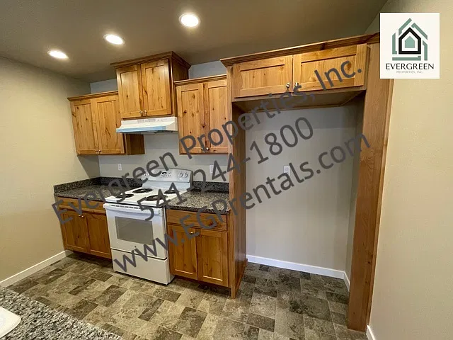 1012 SW Oliver Pl - 1 — Photo 3