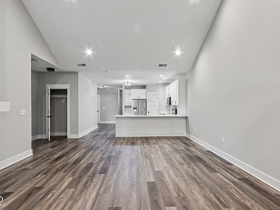 4th image of 2843 Grandview Ln