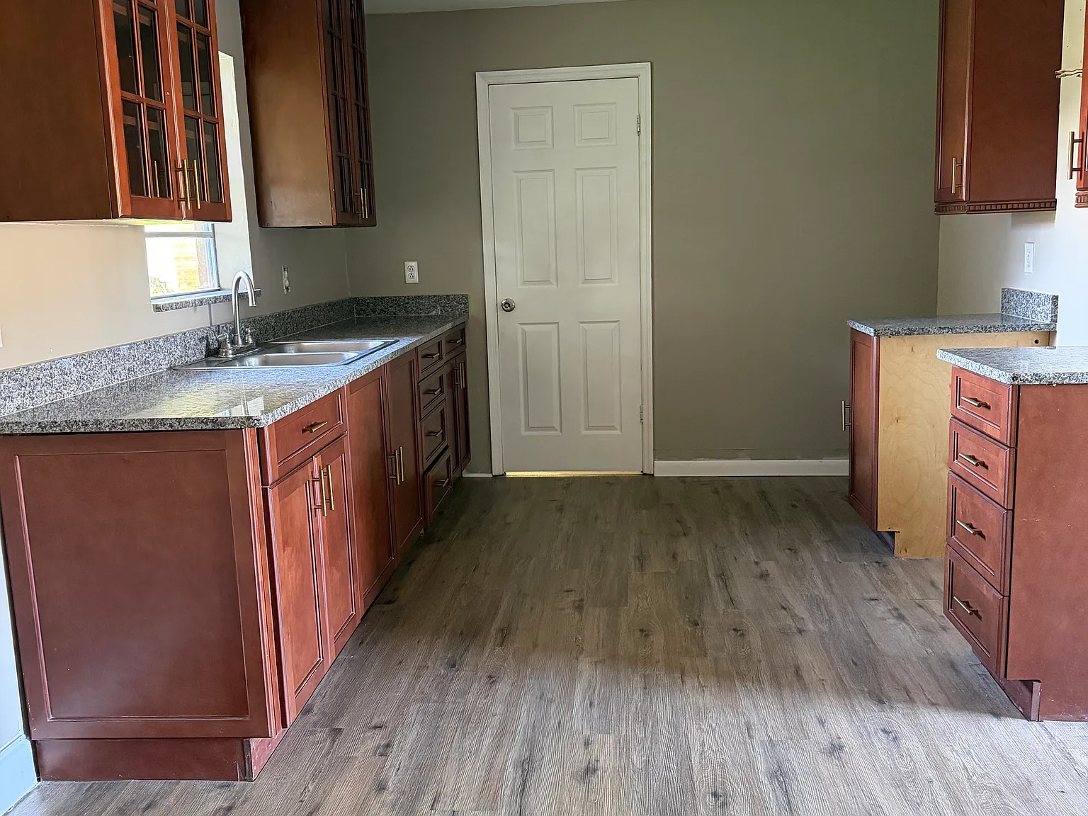 3 bed, 1.5 bath, 1350 sqft, $1,550 — Photo 4