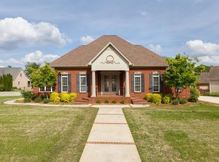 402 Laurel Oak Dr, Muscle Shoals, AL 35661