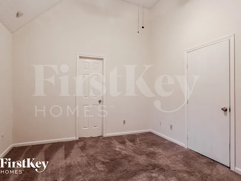 1055 Margate Dr — Photo 8