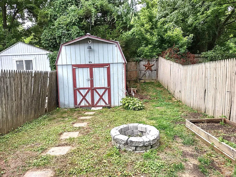2208 Melrose Ln — Photo 32