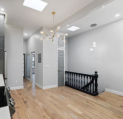 4th image of 2062 Pacific St #Penthouse