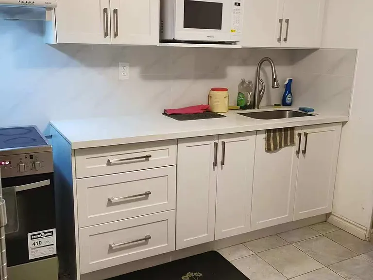 137A Markham St #BASEMENT — Photo 8