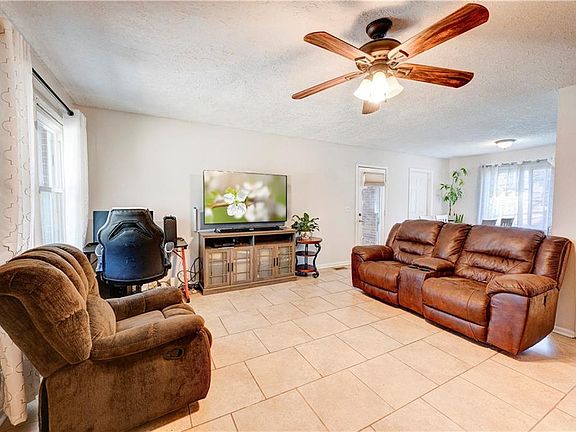 4th image of 320 Chiefvan Ter NE