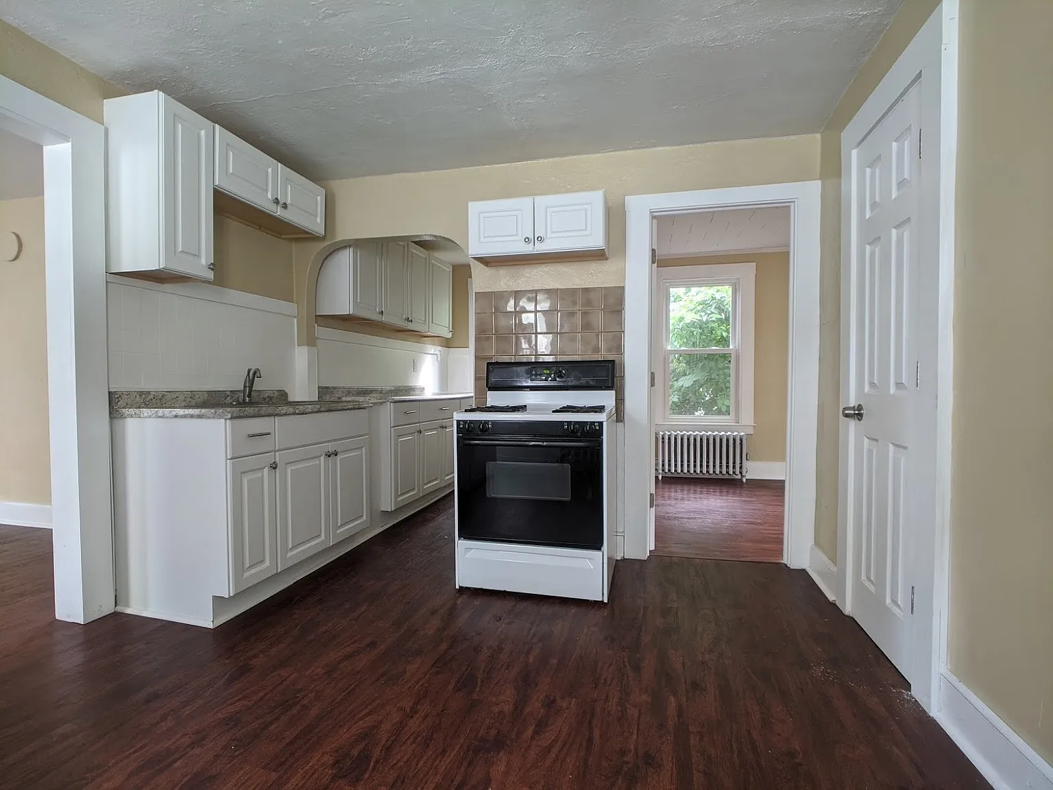 3 bed, $1,400 — Photo 1