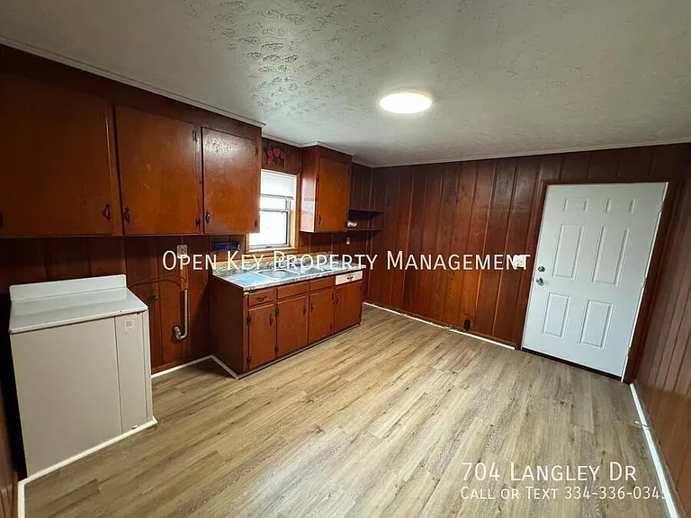 704 Langley Dr — Photo 6