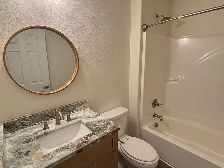 1379 Stratford Ave — Photo 16