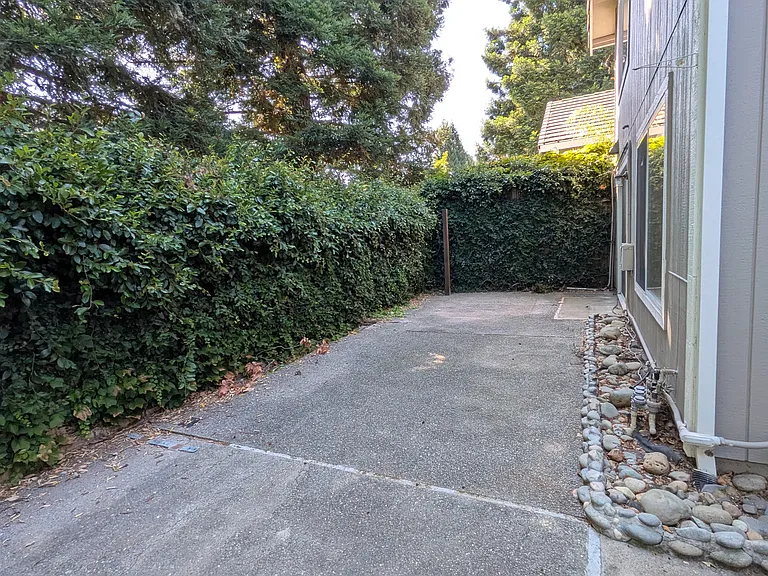 604 Pemberton Ln — Photo 15