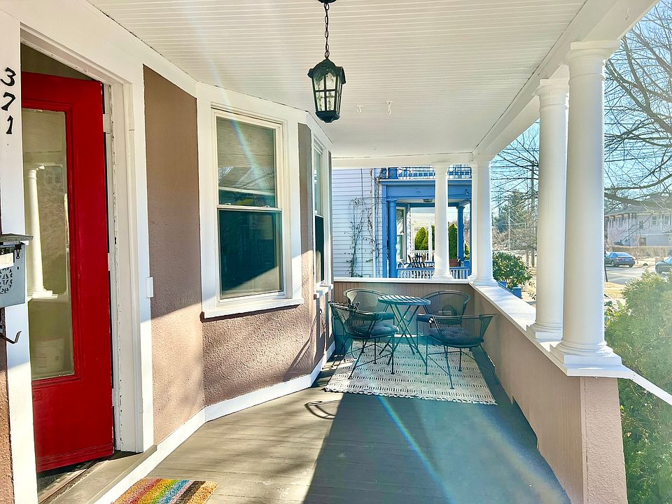 Main privet intrance with a privet patio.