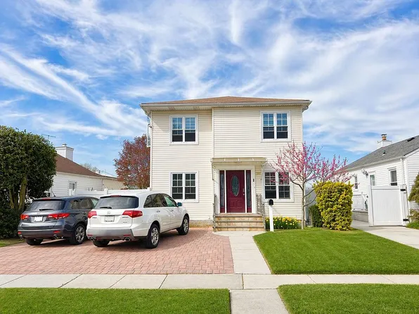 109 Gordon Ave, Westbury, NY 11590