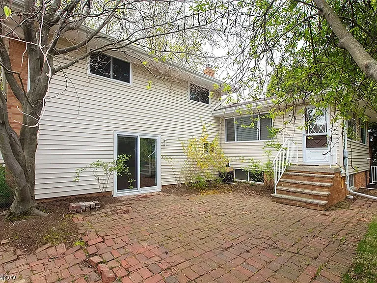 21228 Nottingham Dr — Photo 4