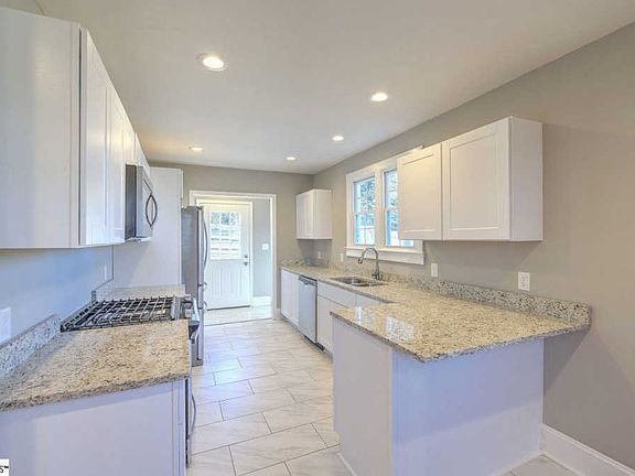 4th image of 111 Hawthorne Ln