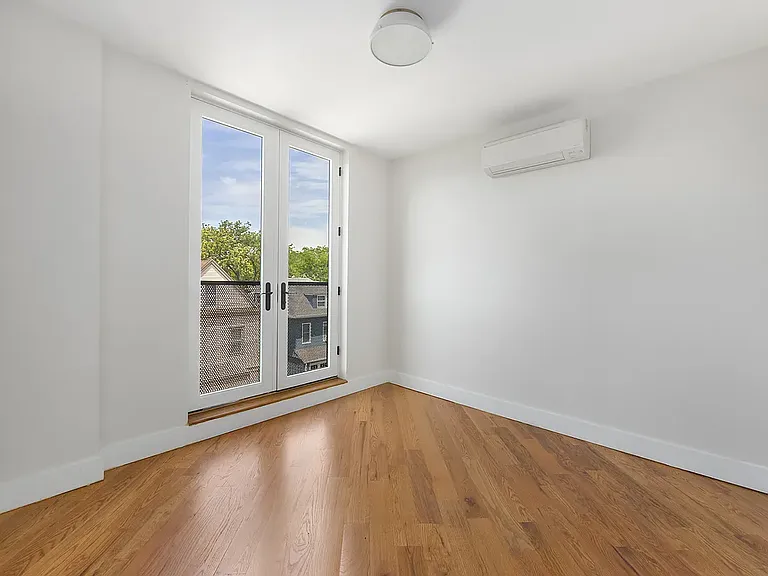 370 Evergreen Ave #2B — Photo 5