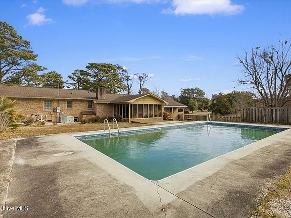 3rd image of 121 Loop Road