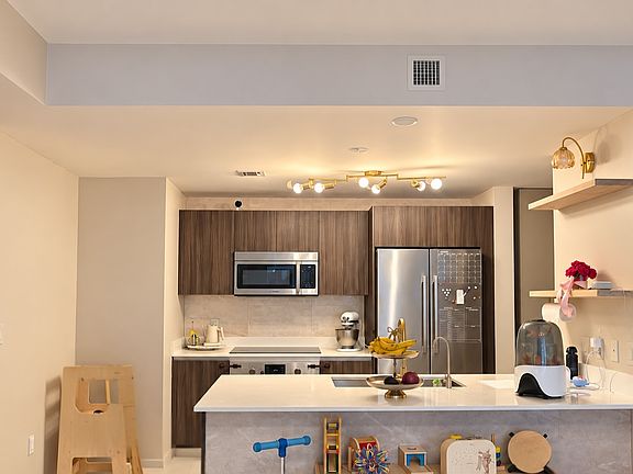 3rd image of 488 NE 18th St Unit 2009