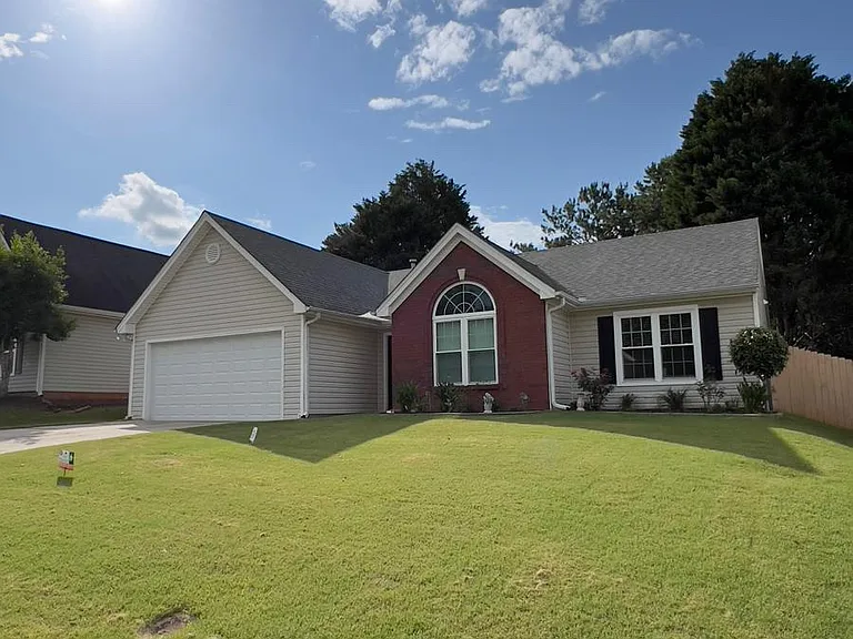 920 Grace Dr — Photo 2
