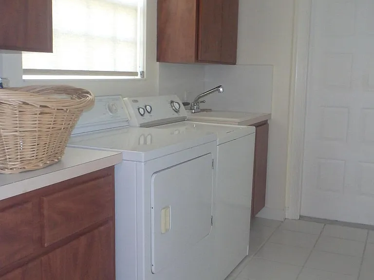 1880 SW Springfield Ct — Photo 13