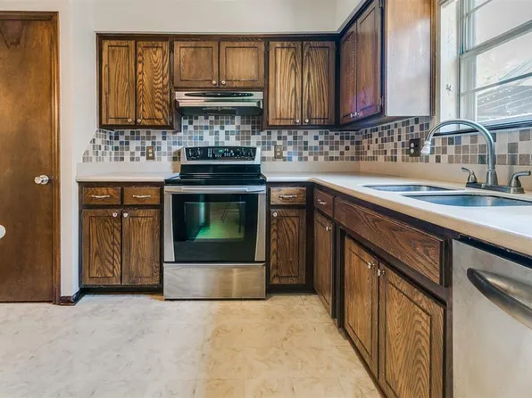 1013 S Morgan Dr, Moore, OK 73160