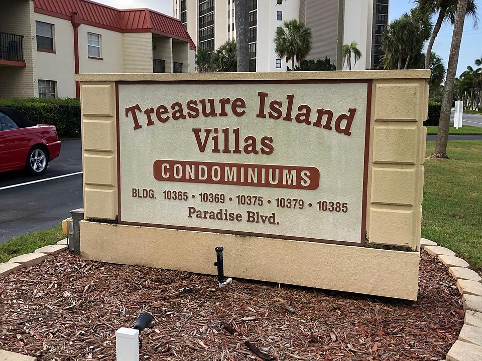 Ideally located minutes from Treasure Island beaches...welcome to Paradise!