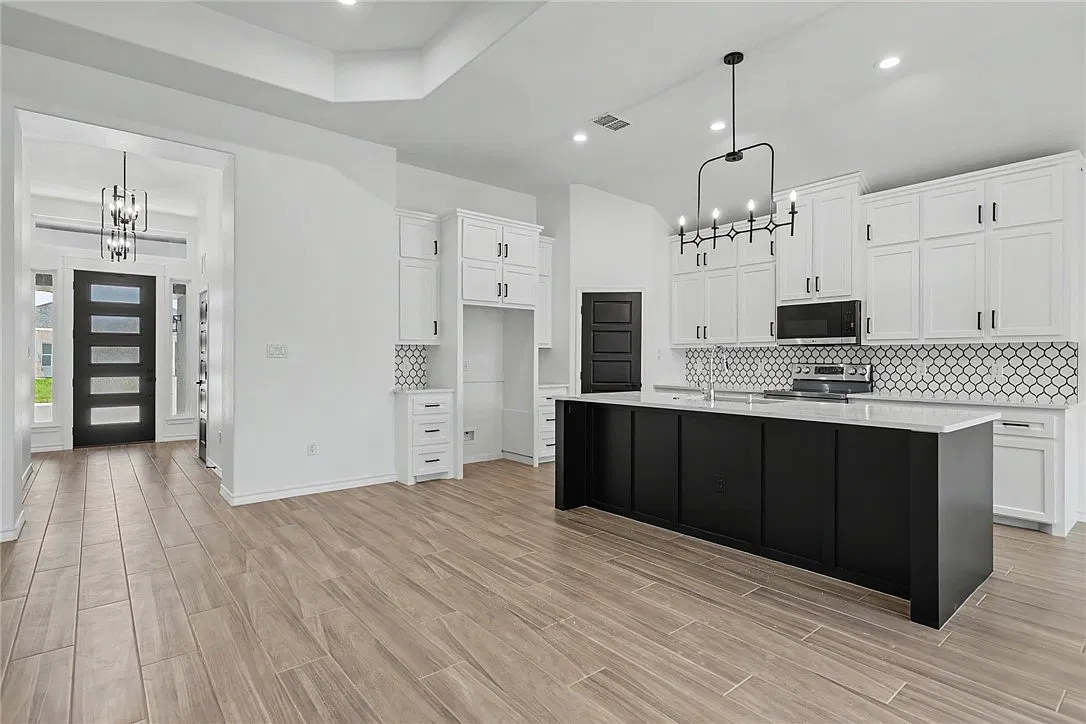 4 bed, 3.0 bath, 2150 sqft, $2,600 — Photo 3