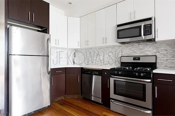 Rented by R New York | media 9