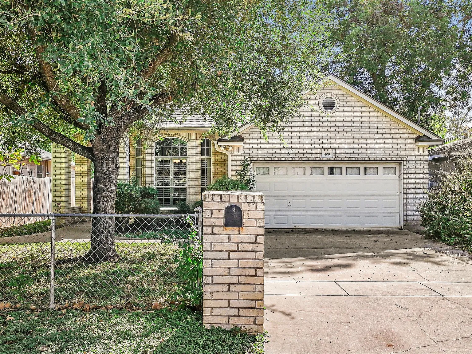 3 bed, 2.0 bath, 1877 sqft, $2,250 — Photo 2