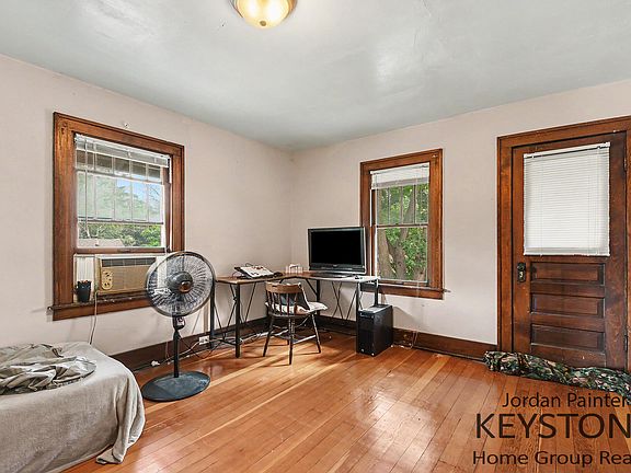 4th image of 128 Dale St NE