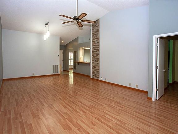 3rd image of 2923 Featherstone Dr