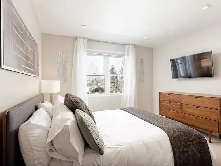 Secondary bedroom with Queen sized bed.