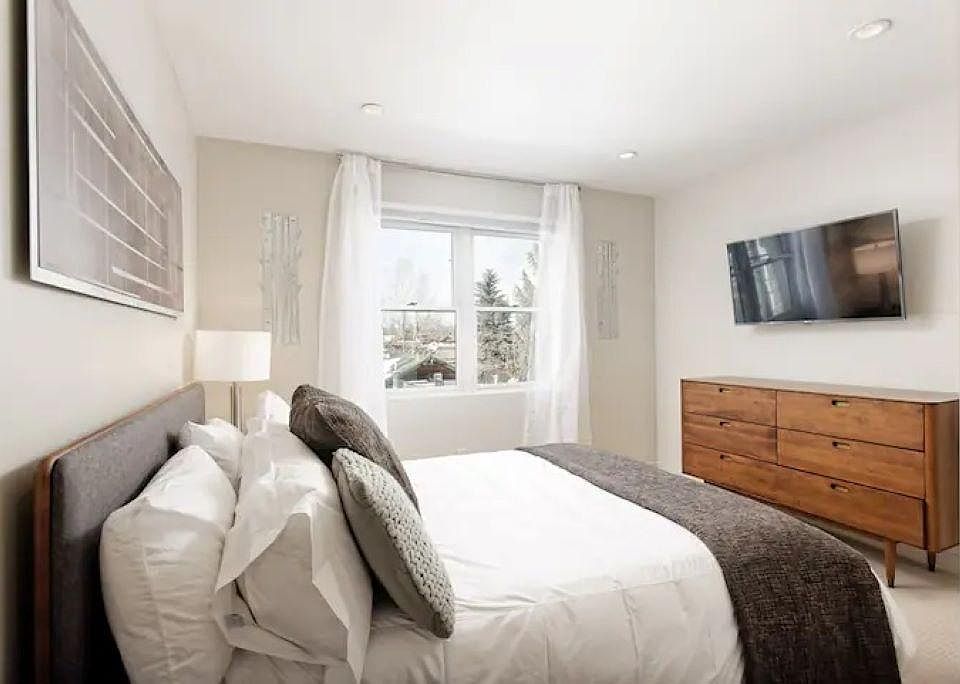 Secondary bedroom with Queen sized bed.