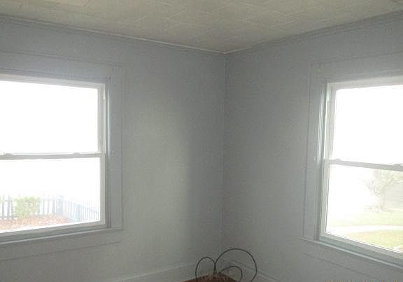 4th image of 332 N Oak St