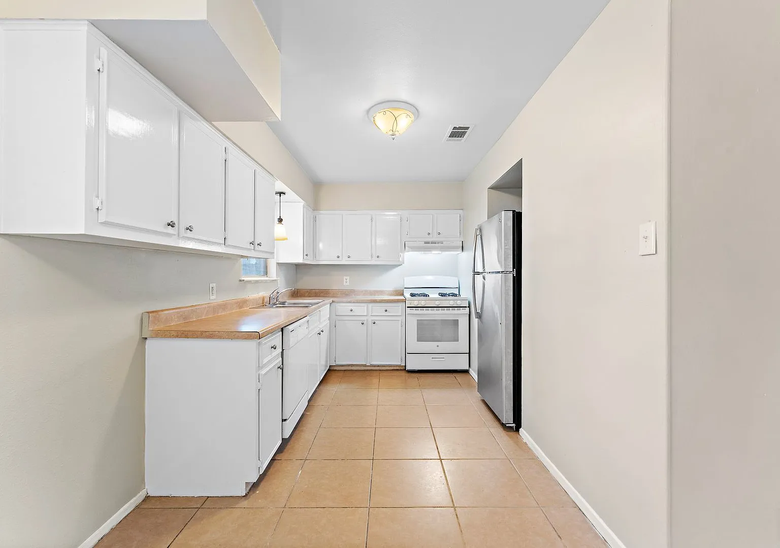 Beautifully remodeled 4 bedroom bath and a half with ceramic tile through out and laminate floori... — Photo 3