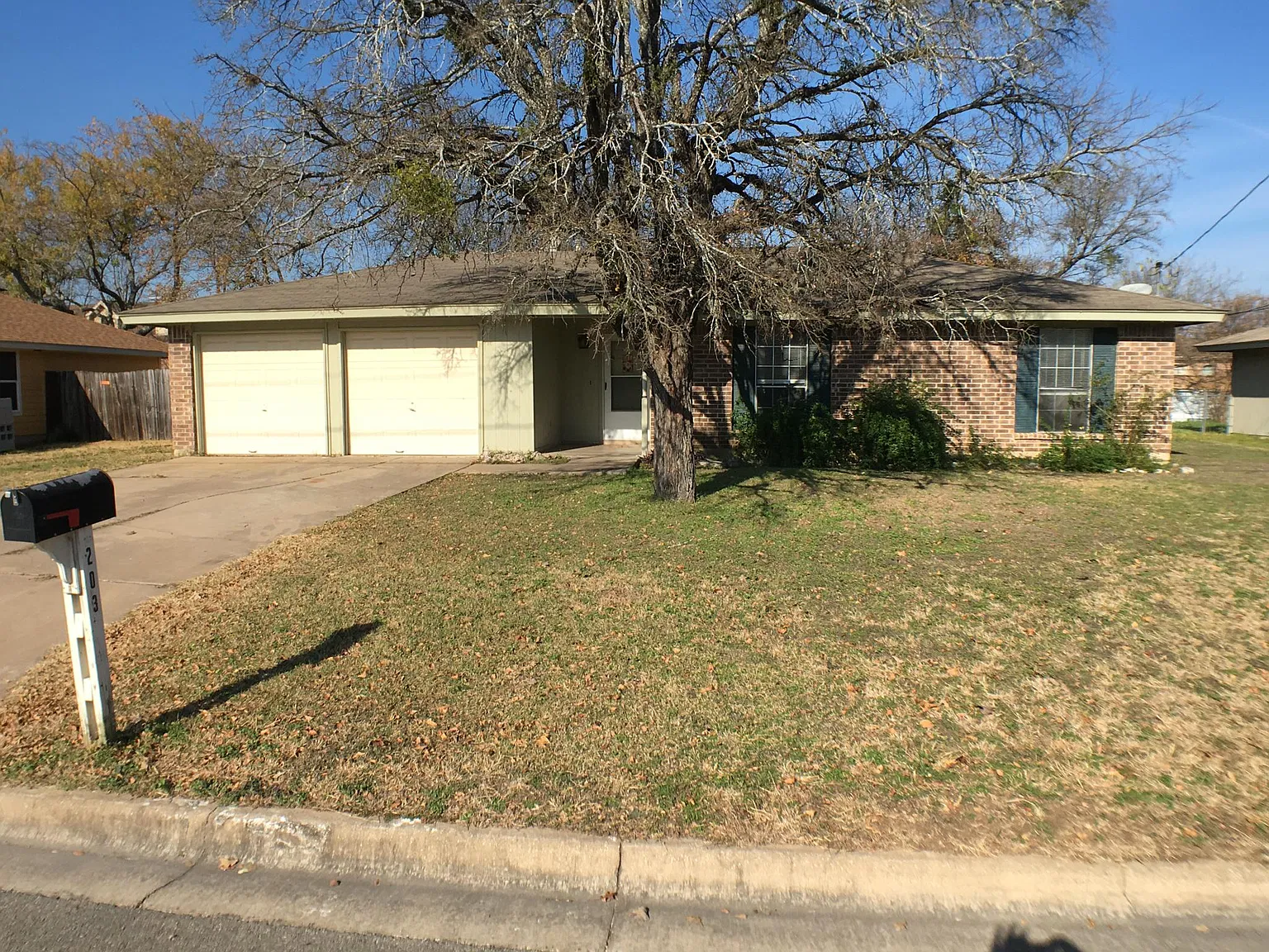 3 bed, 1356 sqft, $1,900 — Photo 2