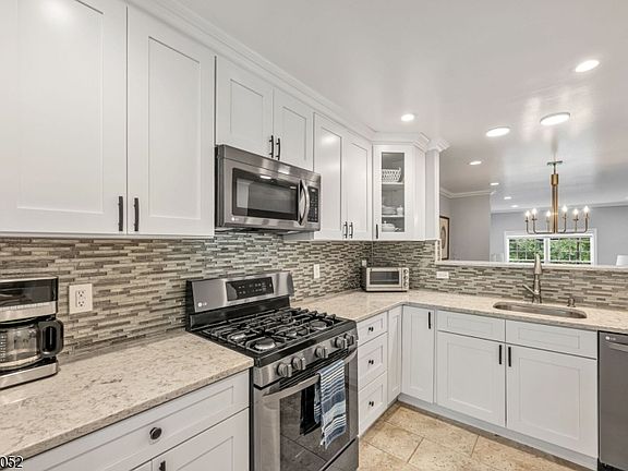 5th image of 94 Heather Ln