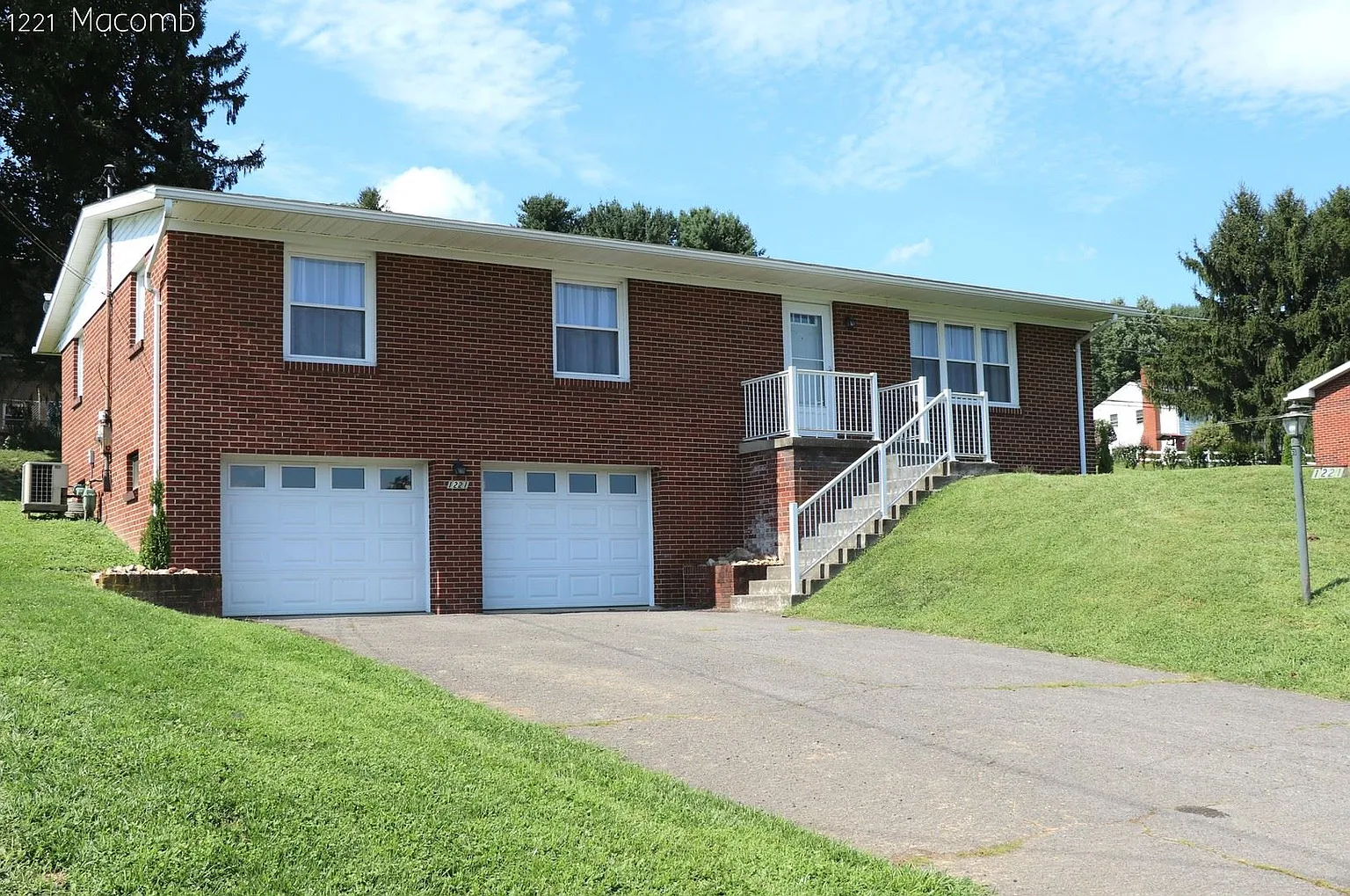 1221 Macomb St photo 1