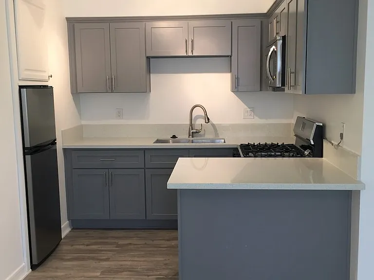 Eden Roc Apartments — Photo 23